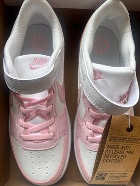 Nike Kids White and Pink Low-Top Sneakers with Hook-and-Loop Strap